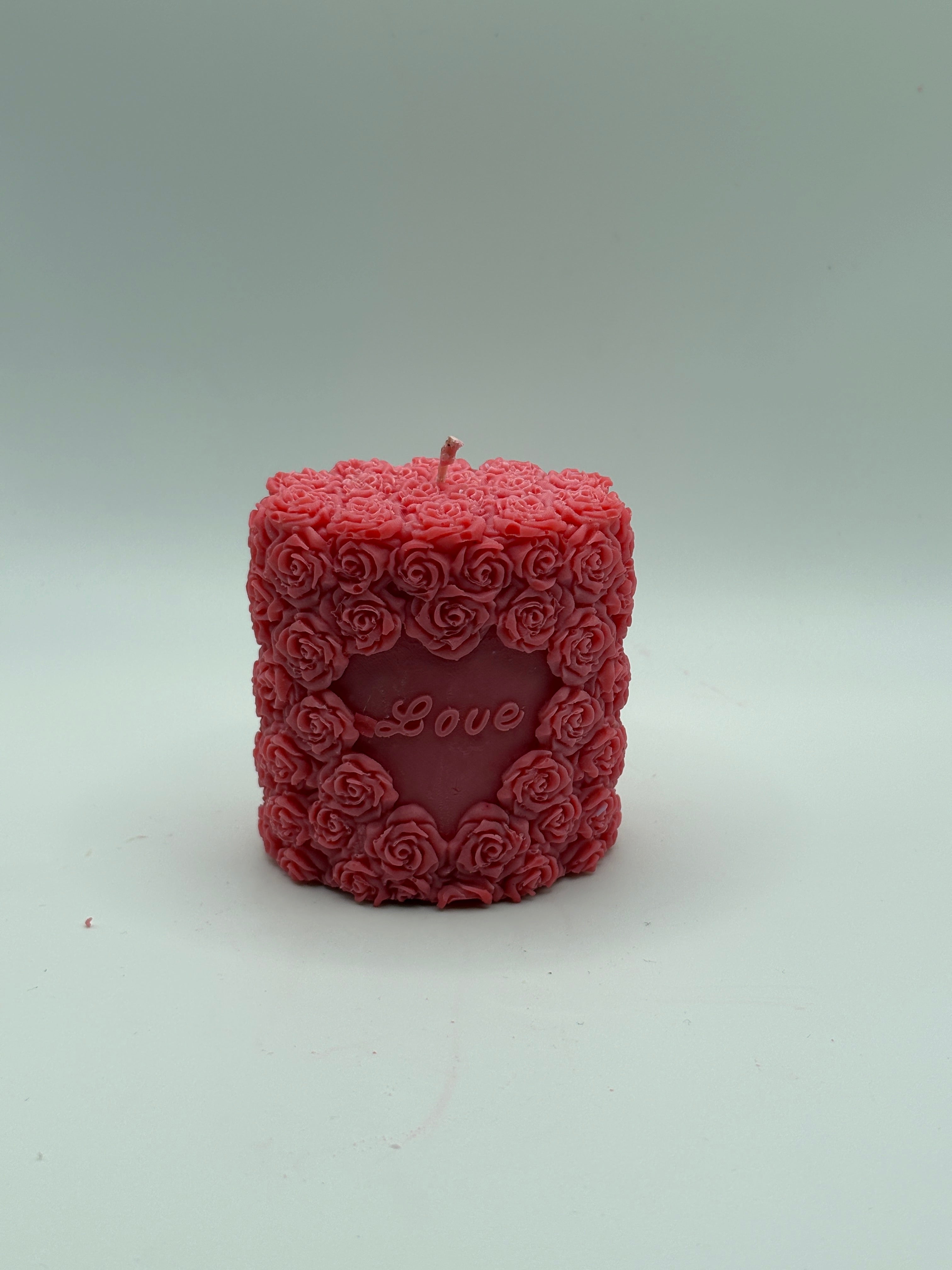 Róże z napisem LOVE