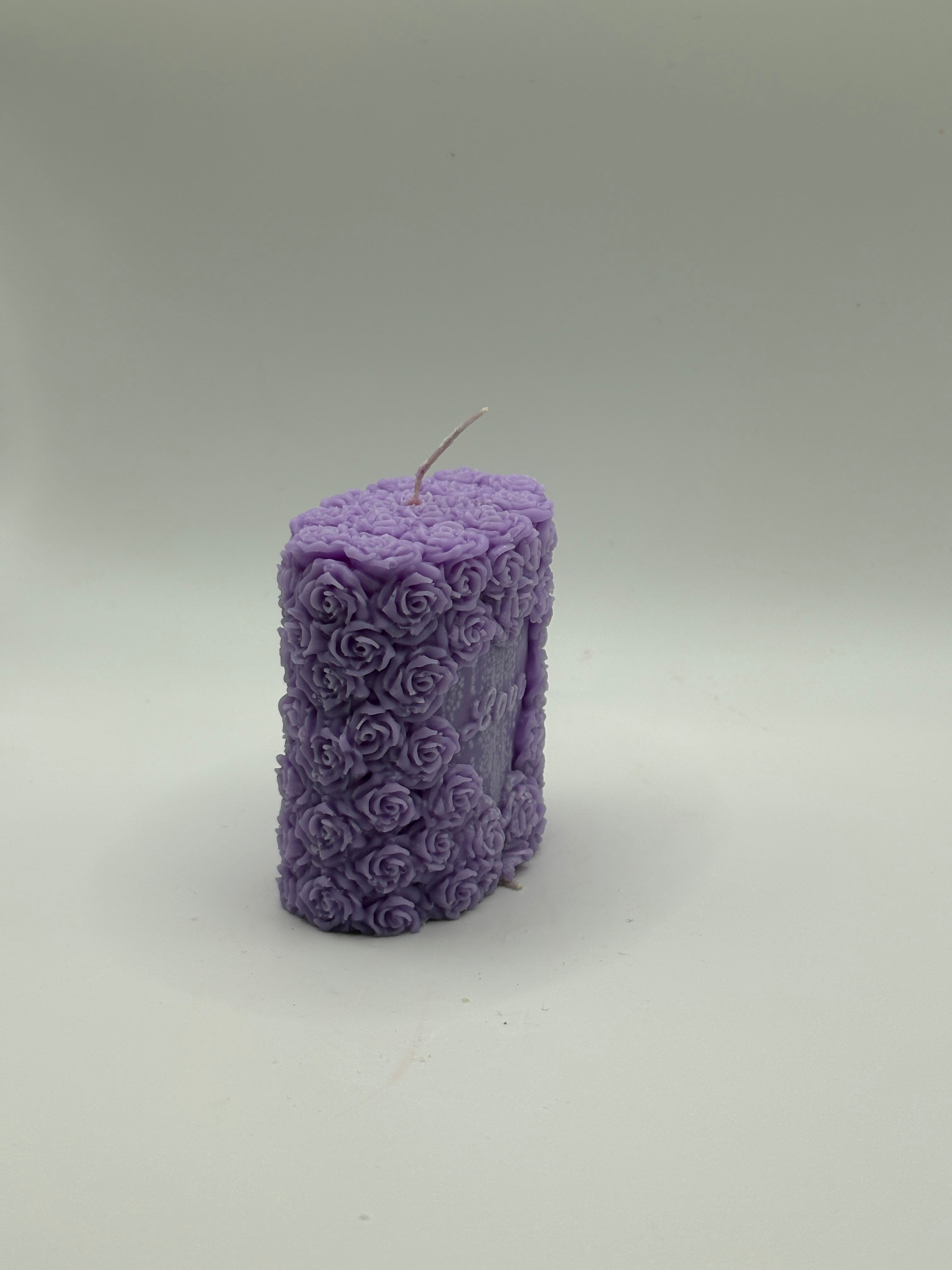 Róże z napisem LOVE