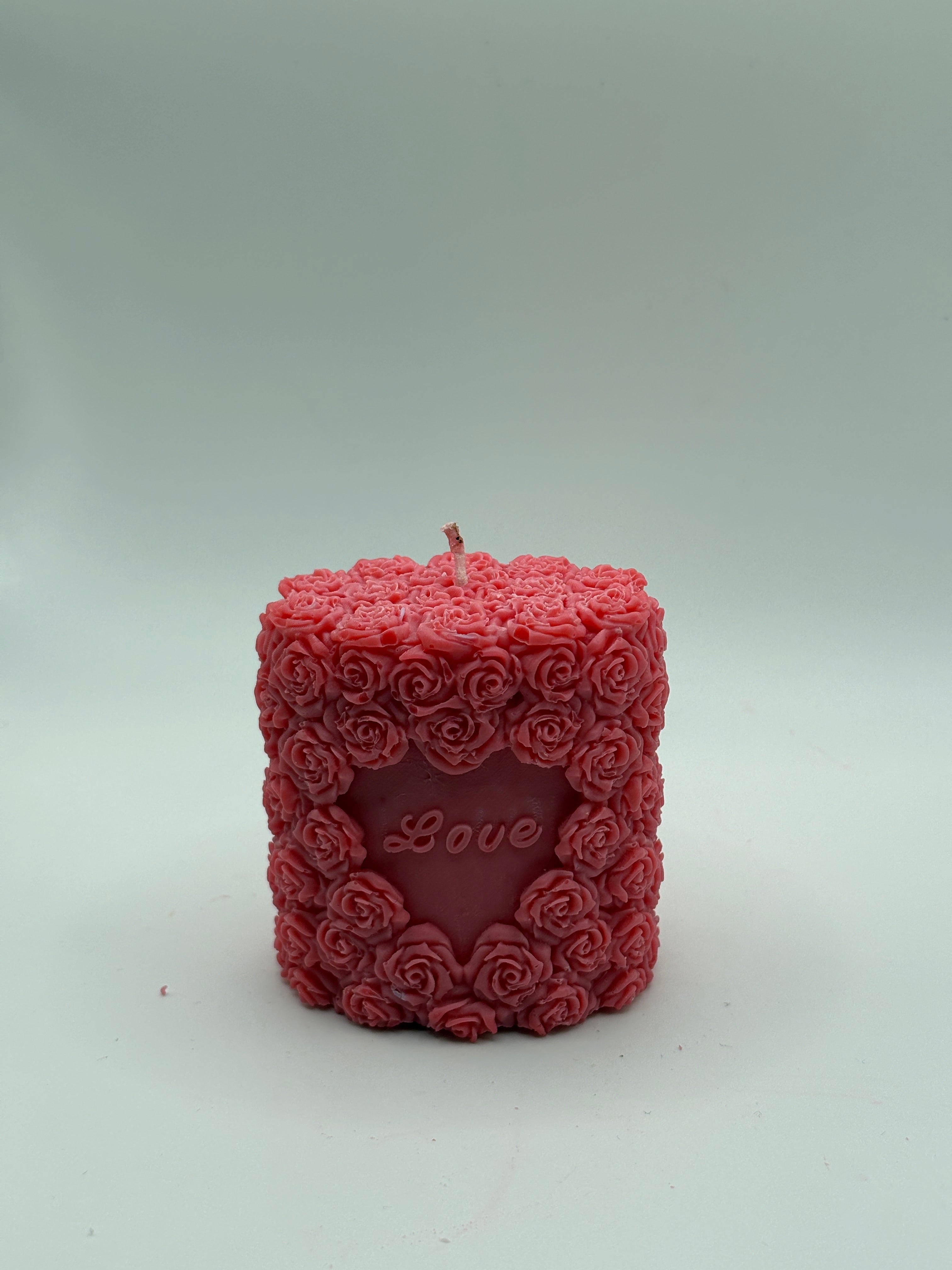 Róże z napisem LOVE