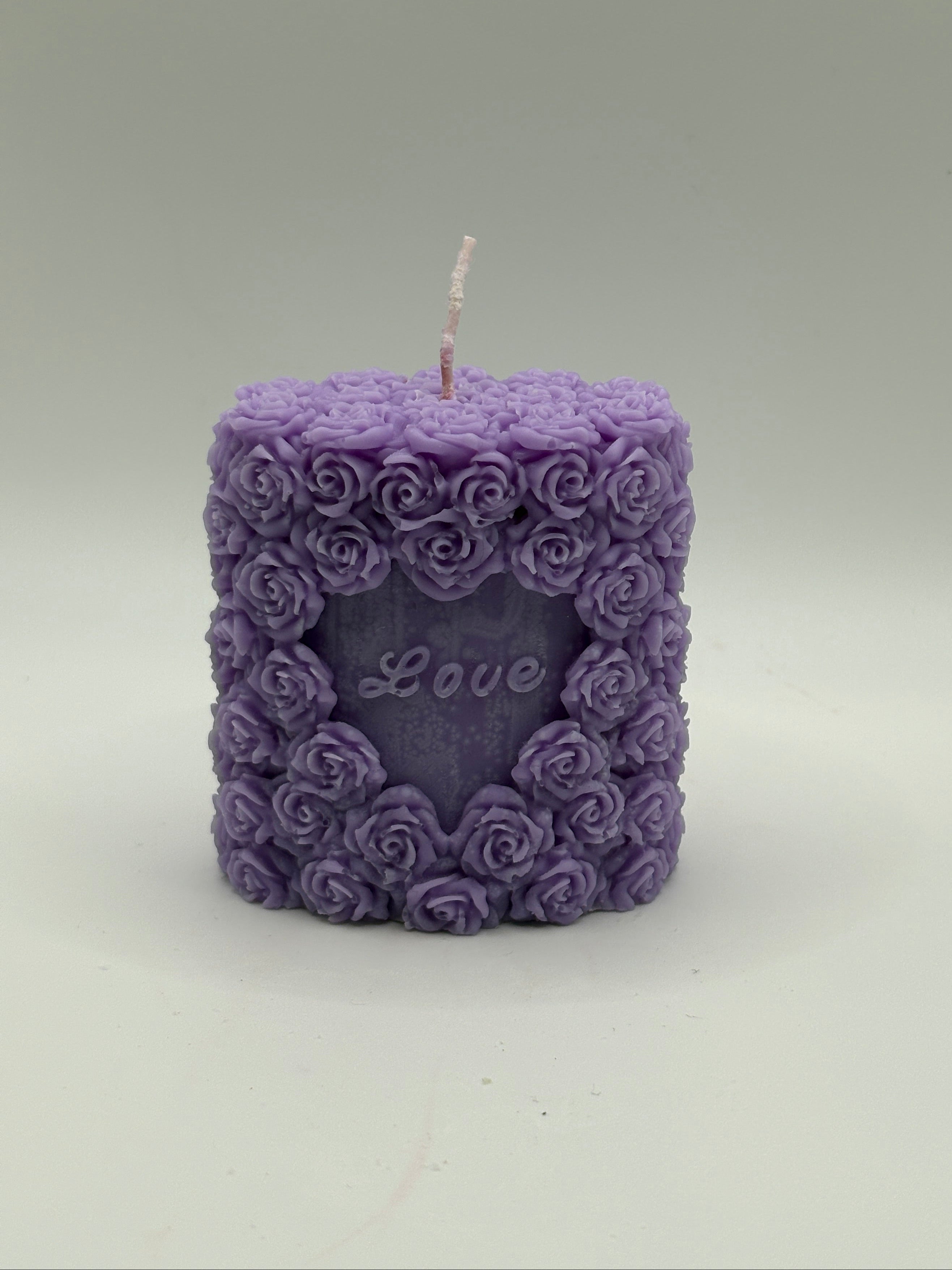 Róże z napisem LOVE