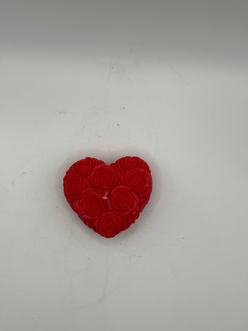 Małe serce w różach