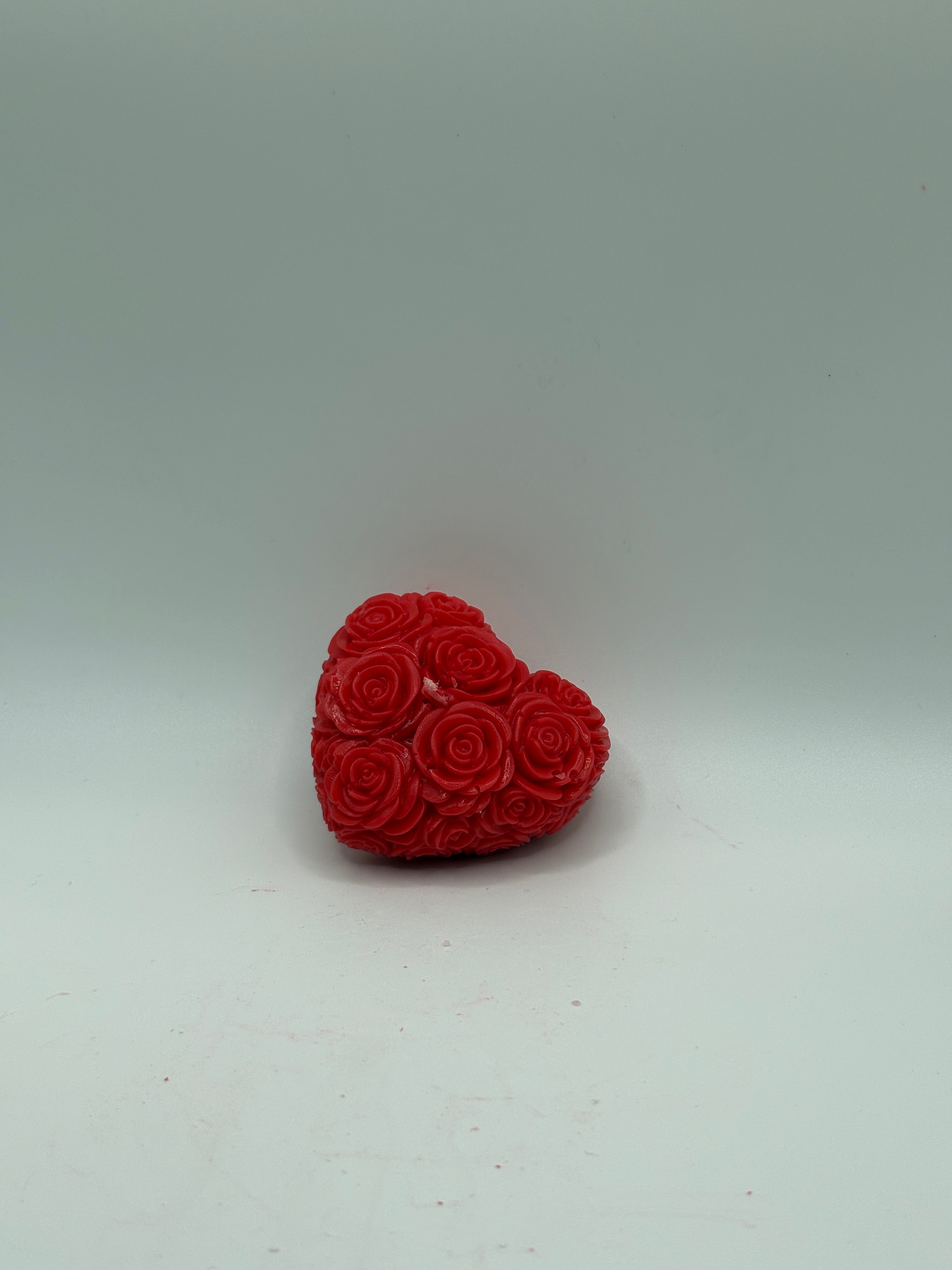 Małe serce w różach