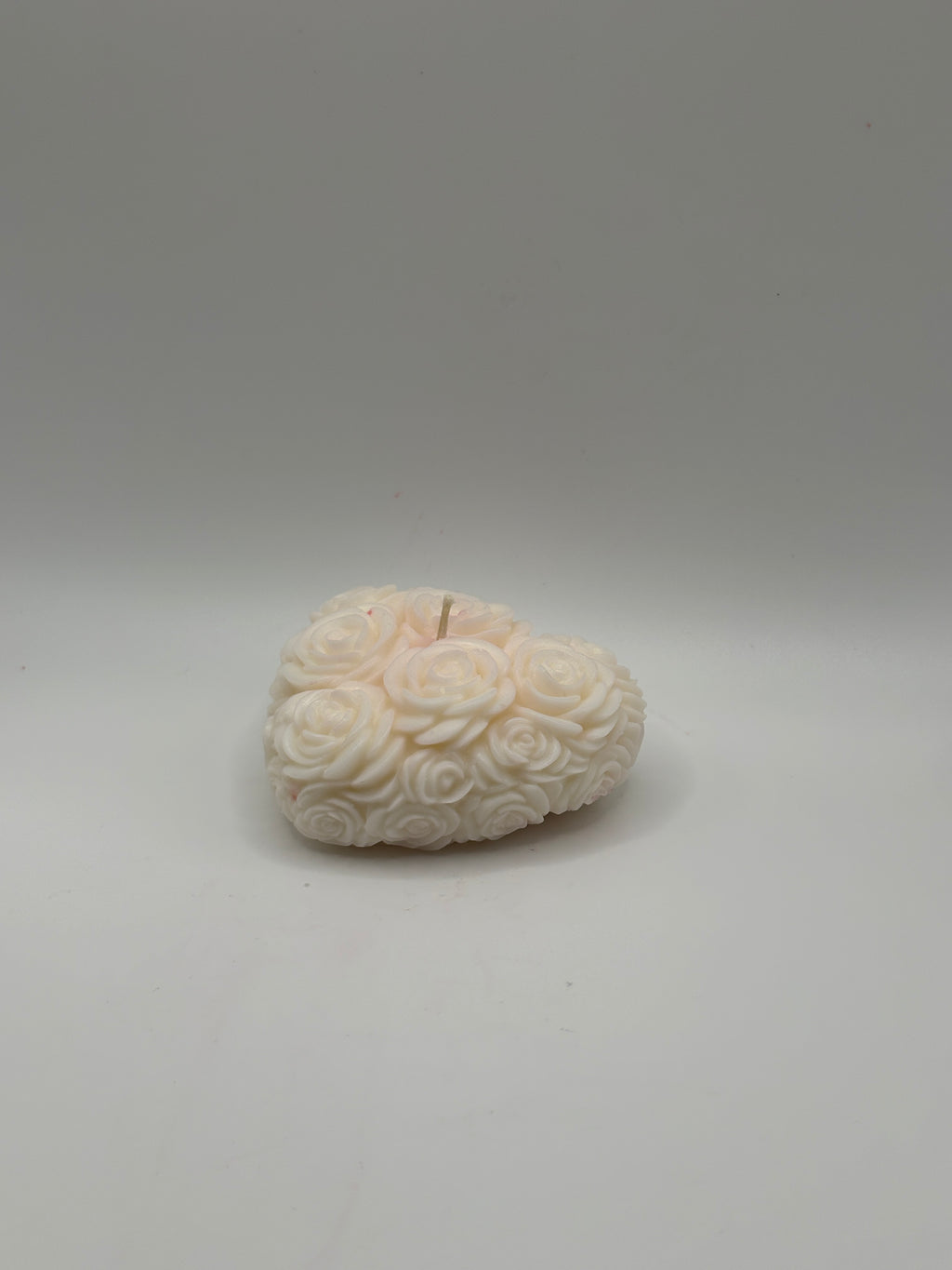 Małe serce w różach