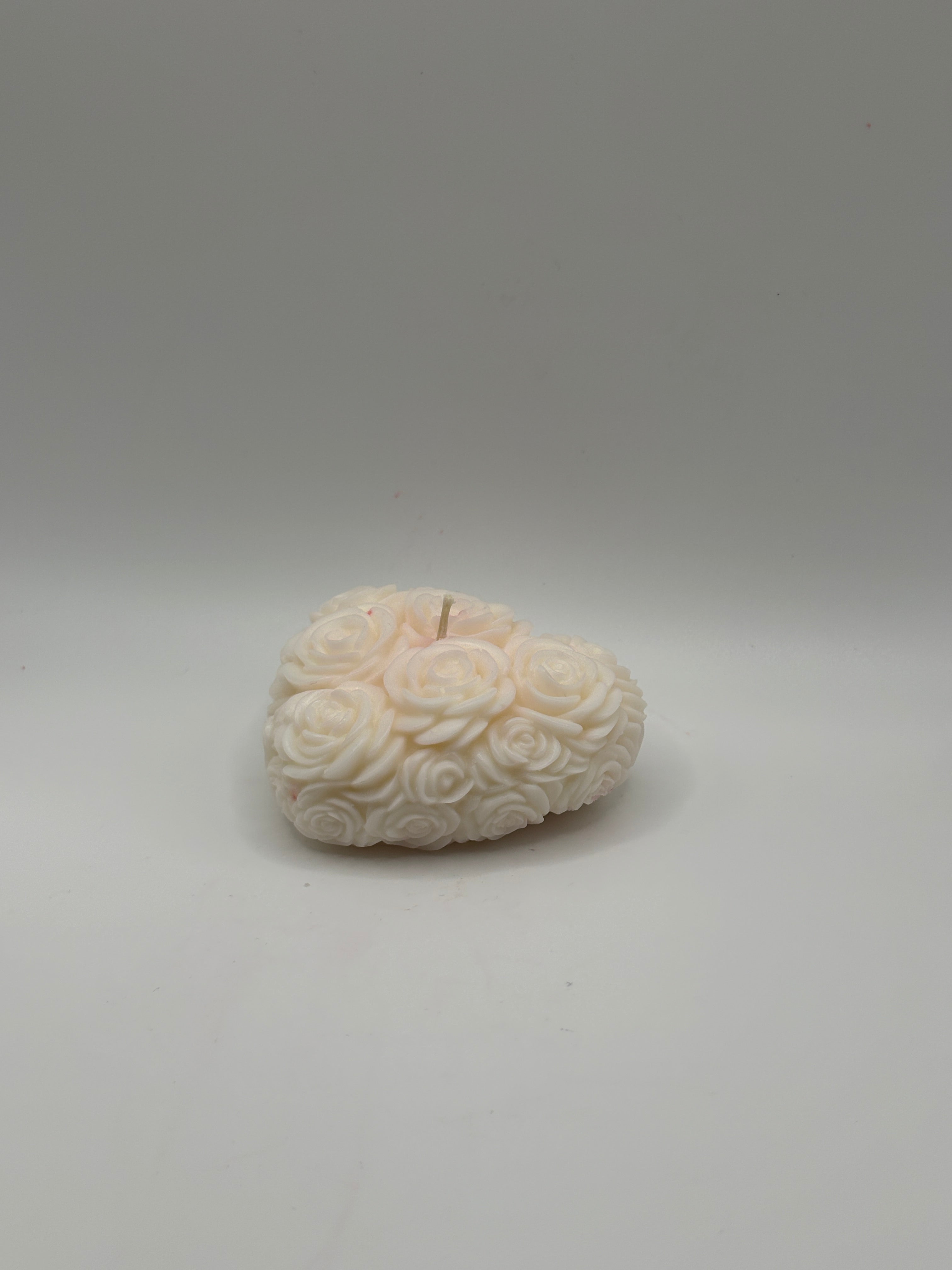 Małe serce w różach