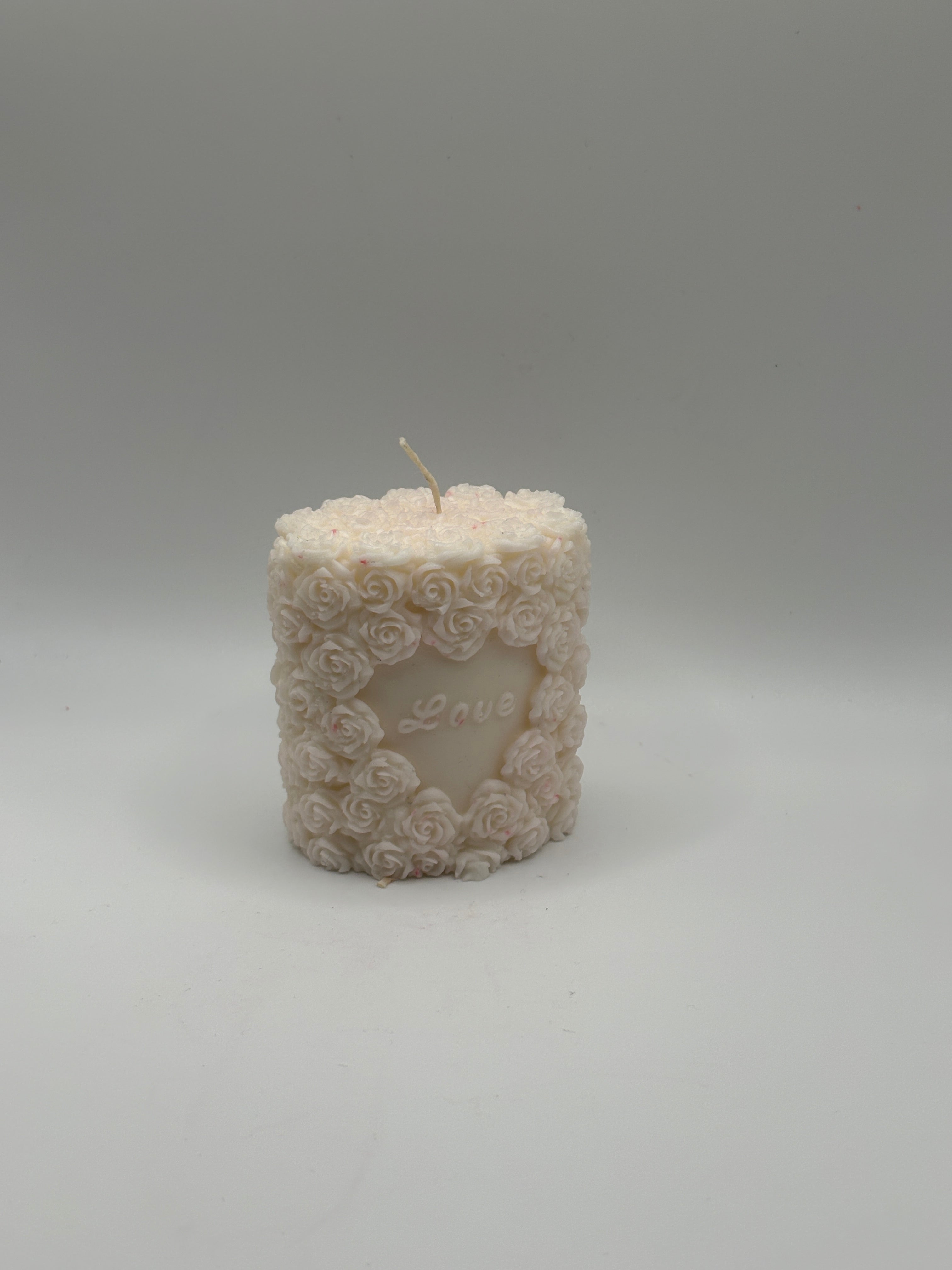 Róże z napisem LOVE