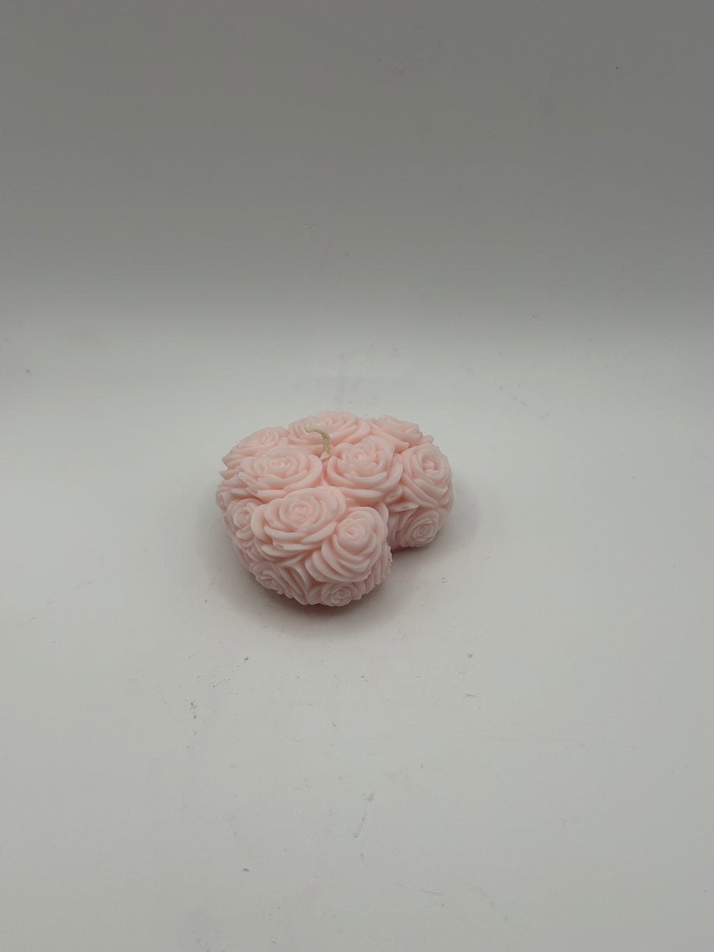 Małe serce w różach