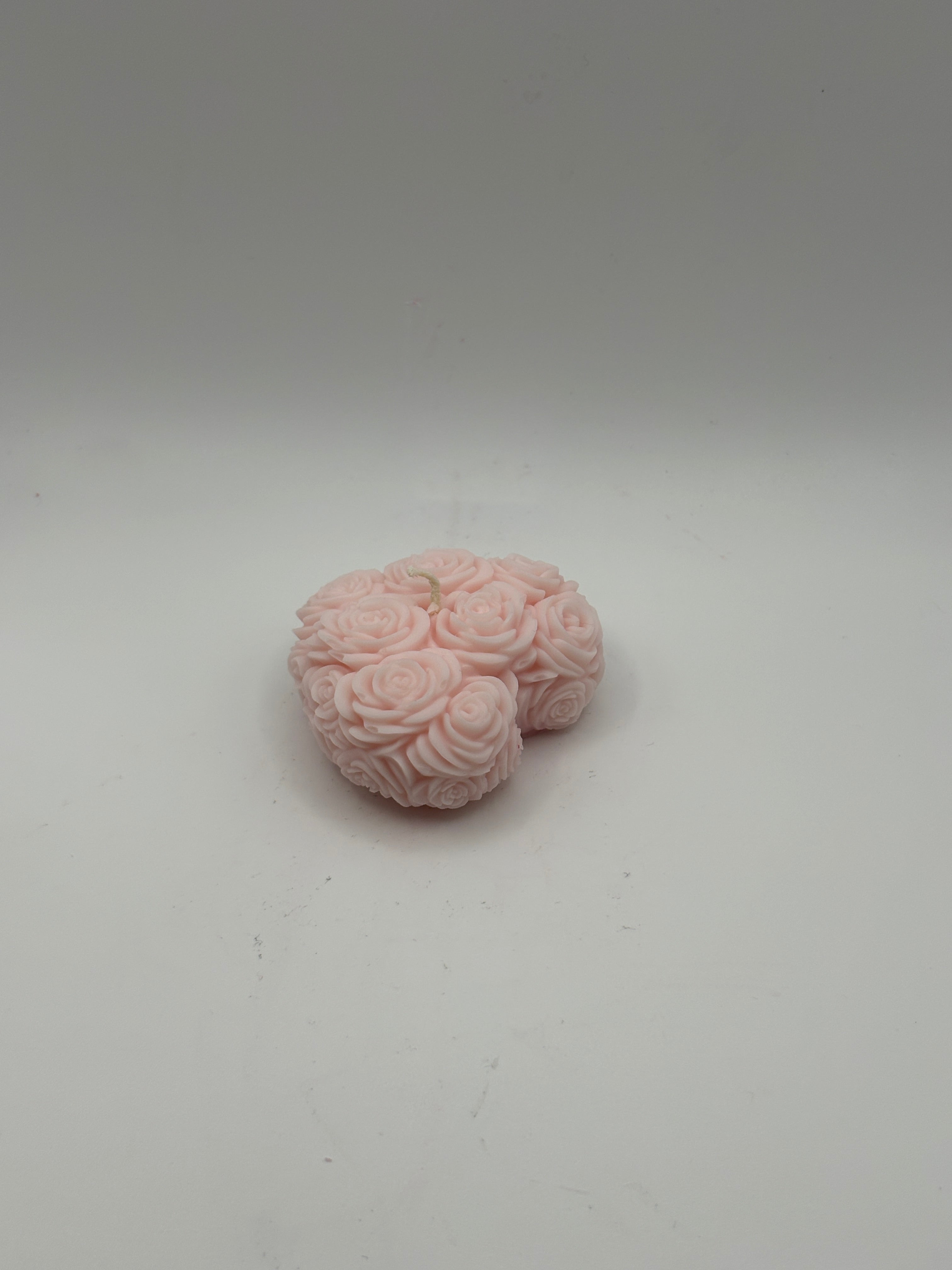 Małe serce w różach