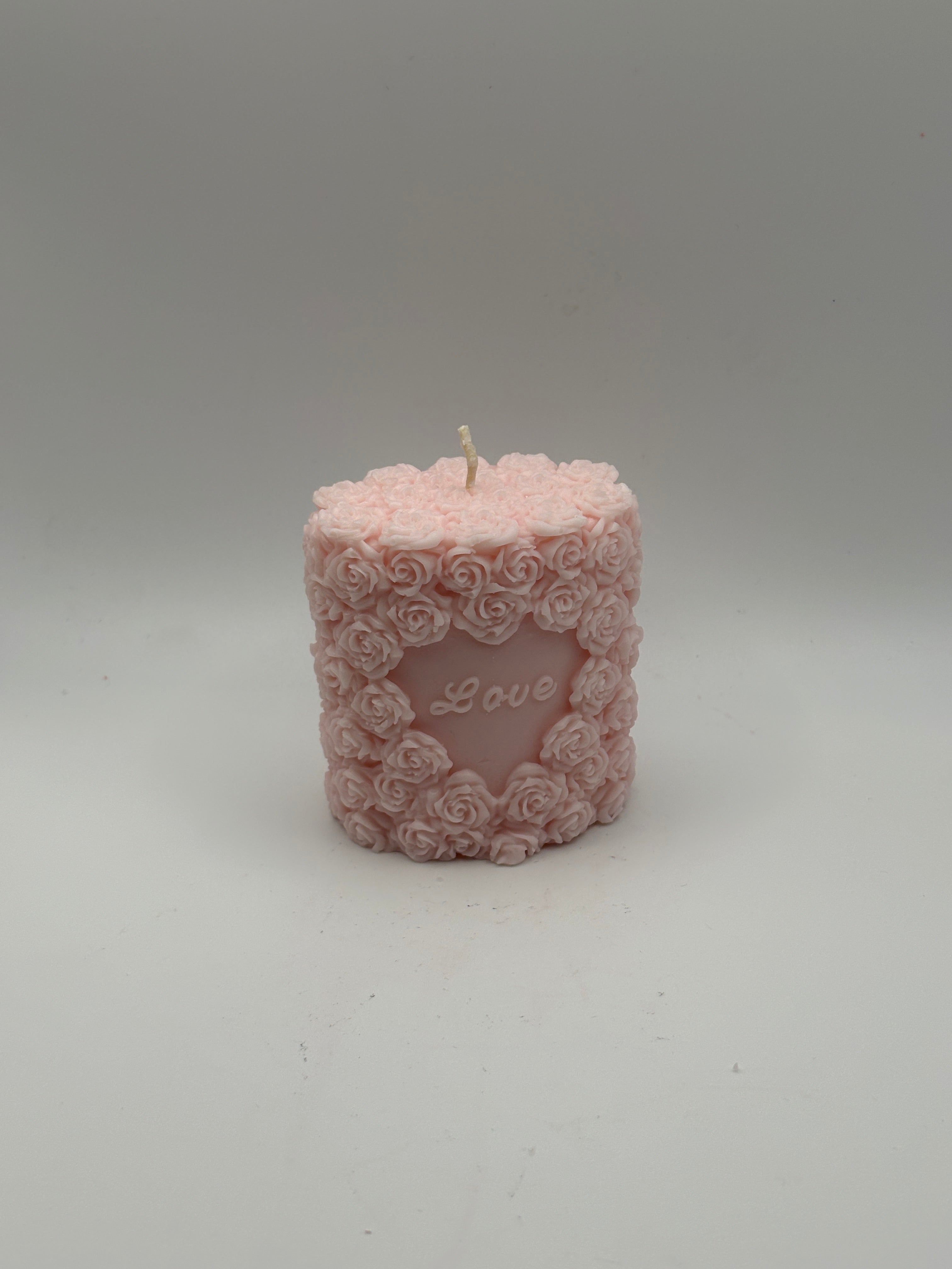 Róże z napisem LOVE