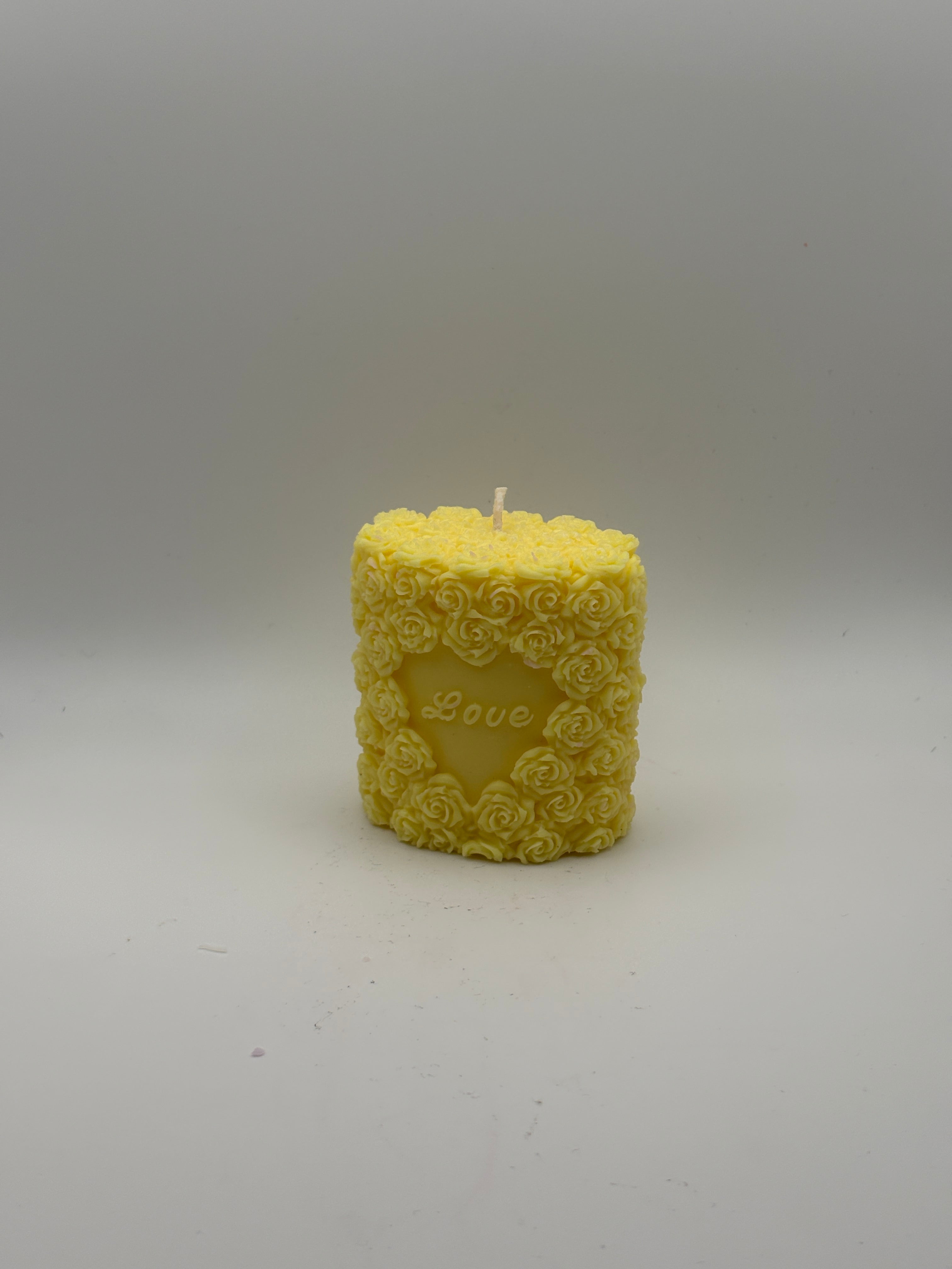 Róże z napisem LOVE